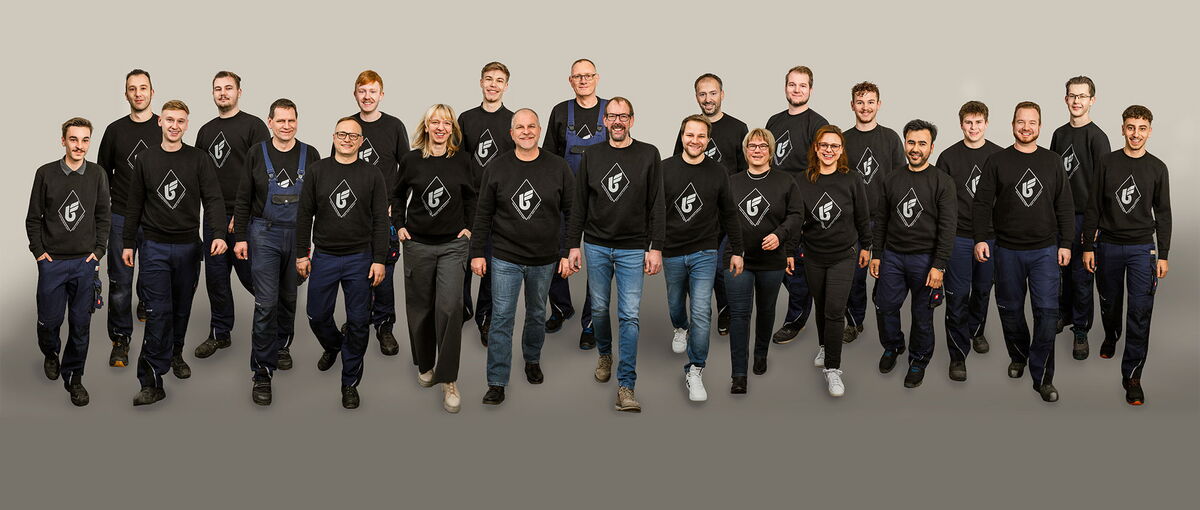 Das Team der Hans-Gerd Behrens GmbH vor dem Firmengebäude in Stuhr